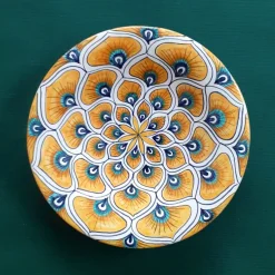 La Bottega del Vasaio Piuma di pavone gialla ⌀ Piatto decorativo da 16 cm><noscript><img width=