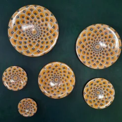 La Bottega del Vasaio Piuma di pavone gialla ⌀ Piatto decorativo da 35 cm> Piatti Decorativi