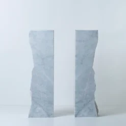 Omnibus Design Podium II Scultura di Carrara><noscript><img width=