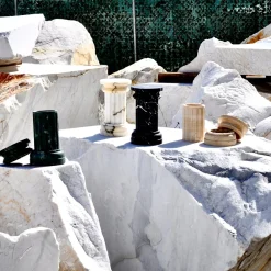 FiammettaV Home Collection POR TAN TE Vaso a colonna in marmo nero satinato Marquina><noscript><img width=