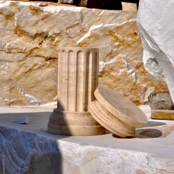 FiammettaV Home Collection POR TAN TE Vaso a colonna in marmo travertino satinato><noscript><img width=