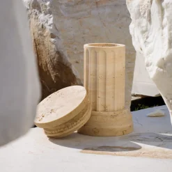 FiammettaV Home Collection POR TAN TE Vaso a colonna in marmo travertino satinato><noscript><img width=