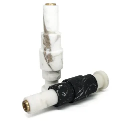 FiammettaV Home Collection Portacandele basso in marmo di Carrara e ottone di Jacopo Simonetti><noscript><img width=