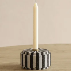 MMairo Portacandele in marmo bianco e nero Nova di Jacopo Simonetti> Candelieri E Portacandele
