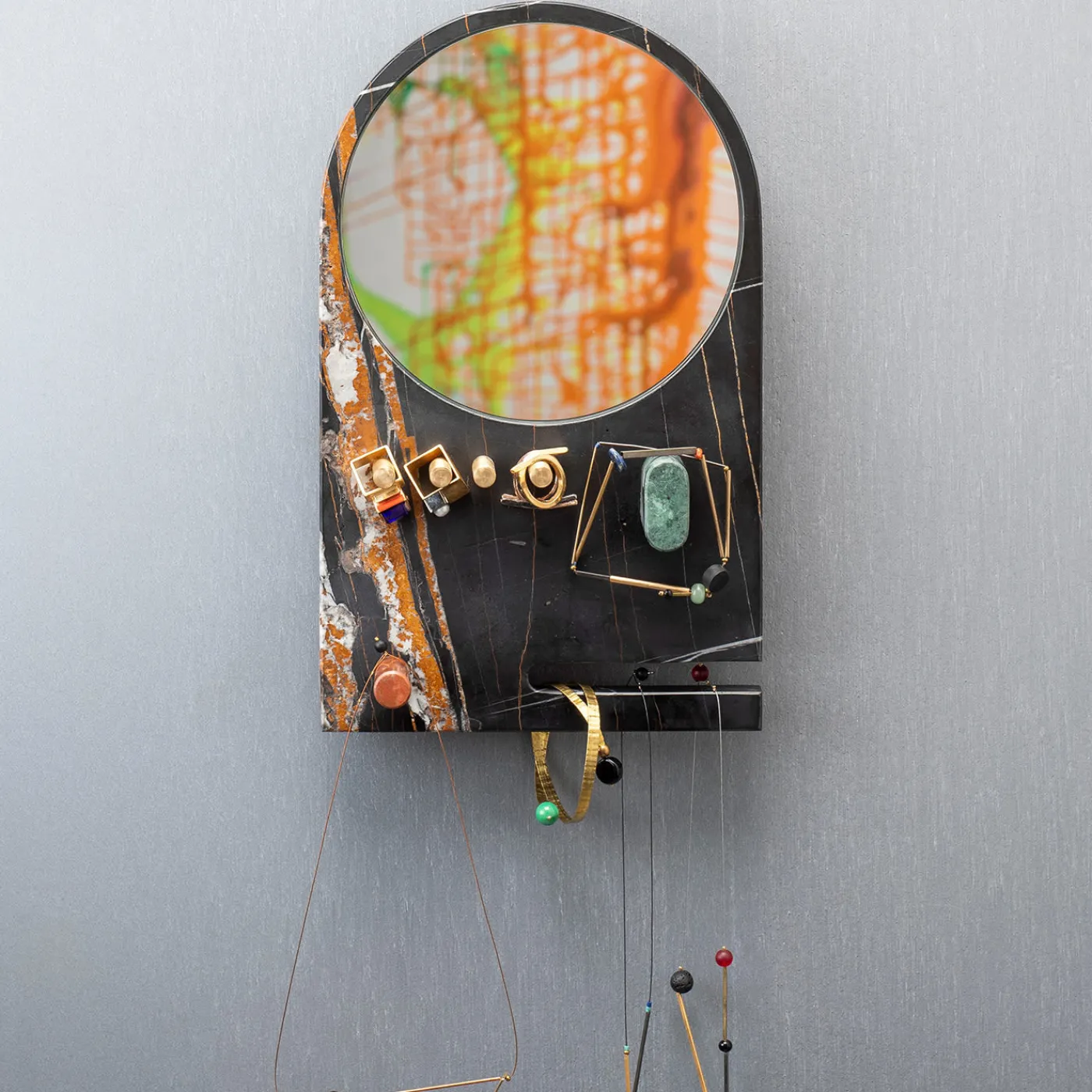 Kimano Portagioie Lunatico Sahara Noir con specchio di Cecilia Alemagna> Sculture Da Parete