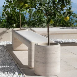 Veltha Outdoor Stone Design Portavasi in Travertino Lapis><noscript><img width=