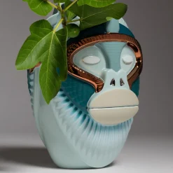 Bosa Primates Kandti Vaso in ceramica azzurra lucida con dettagli in metallo di Elena Salmistraro><noscript><img width=