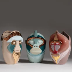 Bosa Primates Kandti Vaso in ceramica azzurra lucida con dettagli in metallo di Elena Salmistraro><noscript><img width=