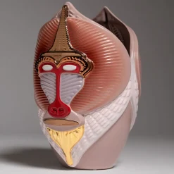 Bosa Primates Mandrillus Vaso in ceramica rosa lucido con dettagli in metallo di Elena Salmistraro> Vasi Figurativi