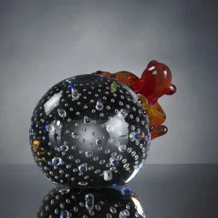 VGnewtrend Rana di vetro rossa su sfera> Statuine