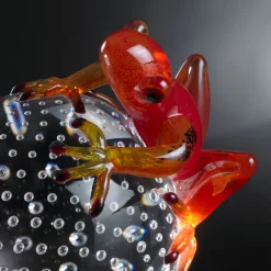 VGnewtrend Rana di vetro rossa su sfera><noscript><img width=