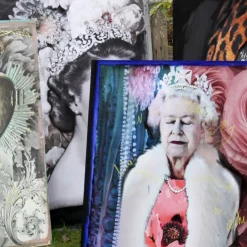 Barbara Petrecca Regina Elisabetta II in arazzo rosa Edizione limitata> Pannelli Decorativi