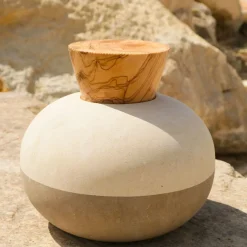 Pimar Limestone Rito N. 3 D Vaso in Pietra Leccese con Coperchio in Legno d'Ulivo> Vasi Con Coperchio
