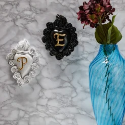 Cuore di Argilla ROSE PUNK CON INIZIALE DI CUORE IN CERAMICA NERA E FOGLIA D'ORO><noscript><img width=