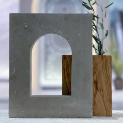 Pimar Limestone Ruderi 03 Scultura in Legno d'Ulivo e Pietra Leccese><noscript><img width=