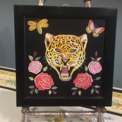 Bianco Bianchi Scagliola dipinge un felino con fiori e insetti> Pannelli Decorativi