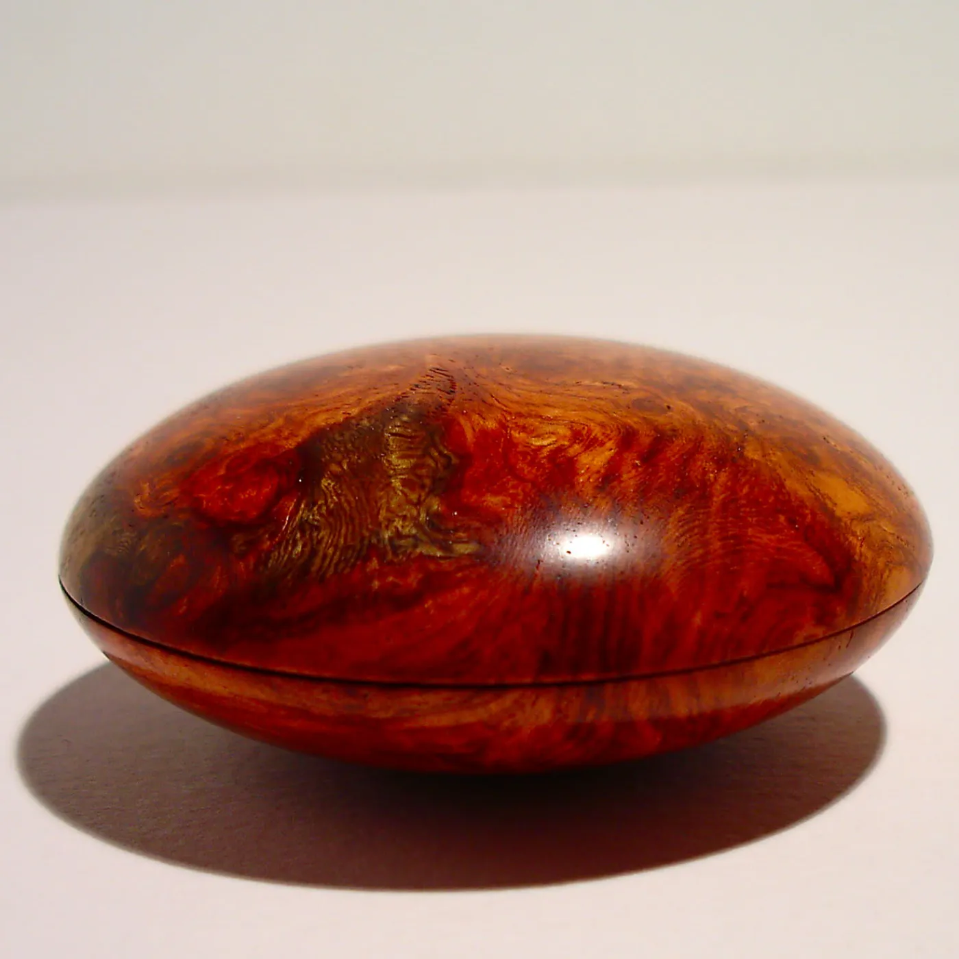 Mauro Sarti Scatola Magnetik in radica di Amboyna> Scatole