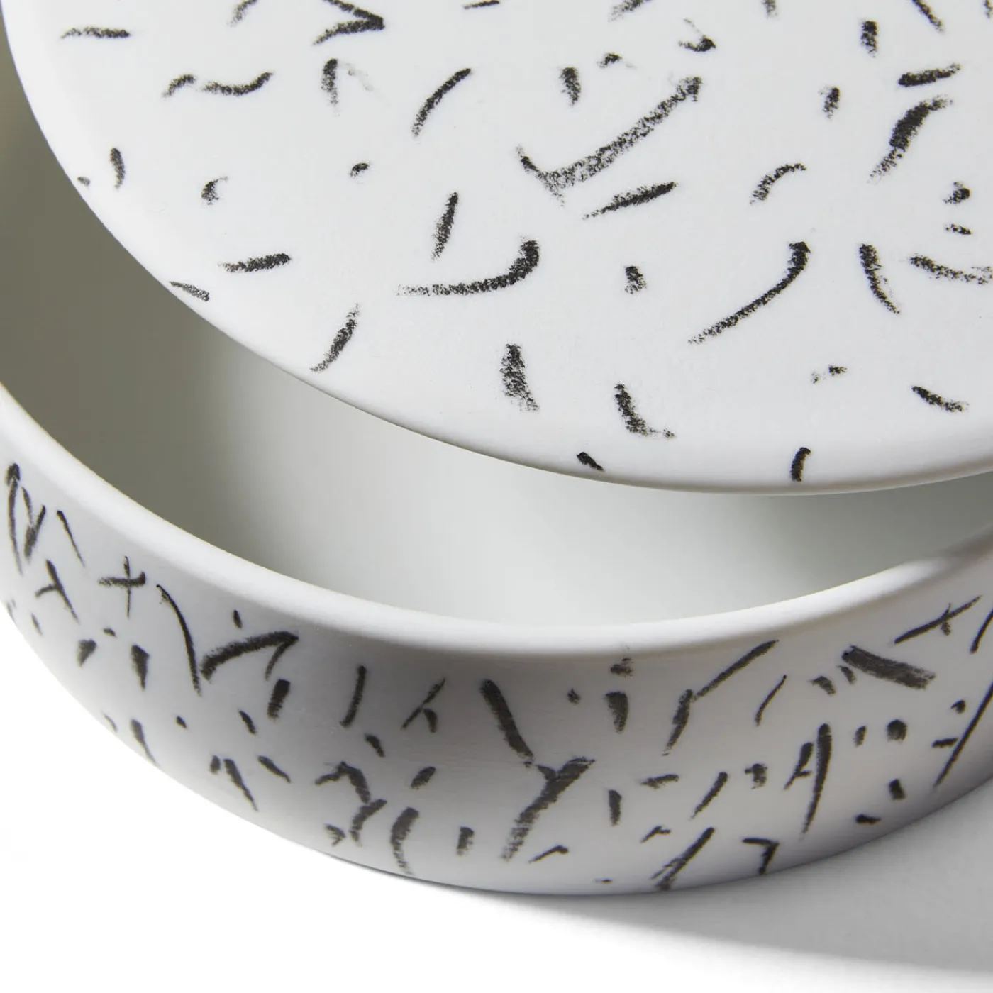 Cassina Scatola rotonda in bianco e nero Post Scriptum di Formafantasma #1> Scatole