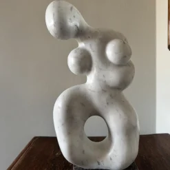 Espidesign by Paola Speranza Scultura Contrazione in marmo Bianco di Carrara su base in granito di Piero Speranza><noscript><img width=