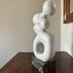 Espidesign by Paola Speranza Scultura Contrazione in marmo Bianco di Carrara su base in granito di Piero Speranza><noscript><img width=