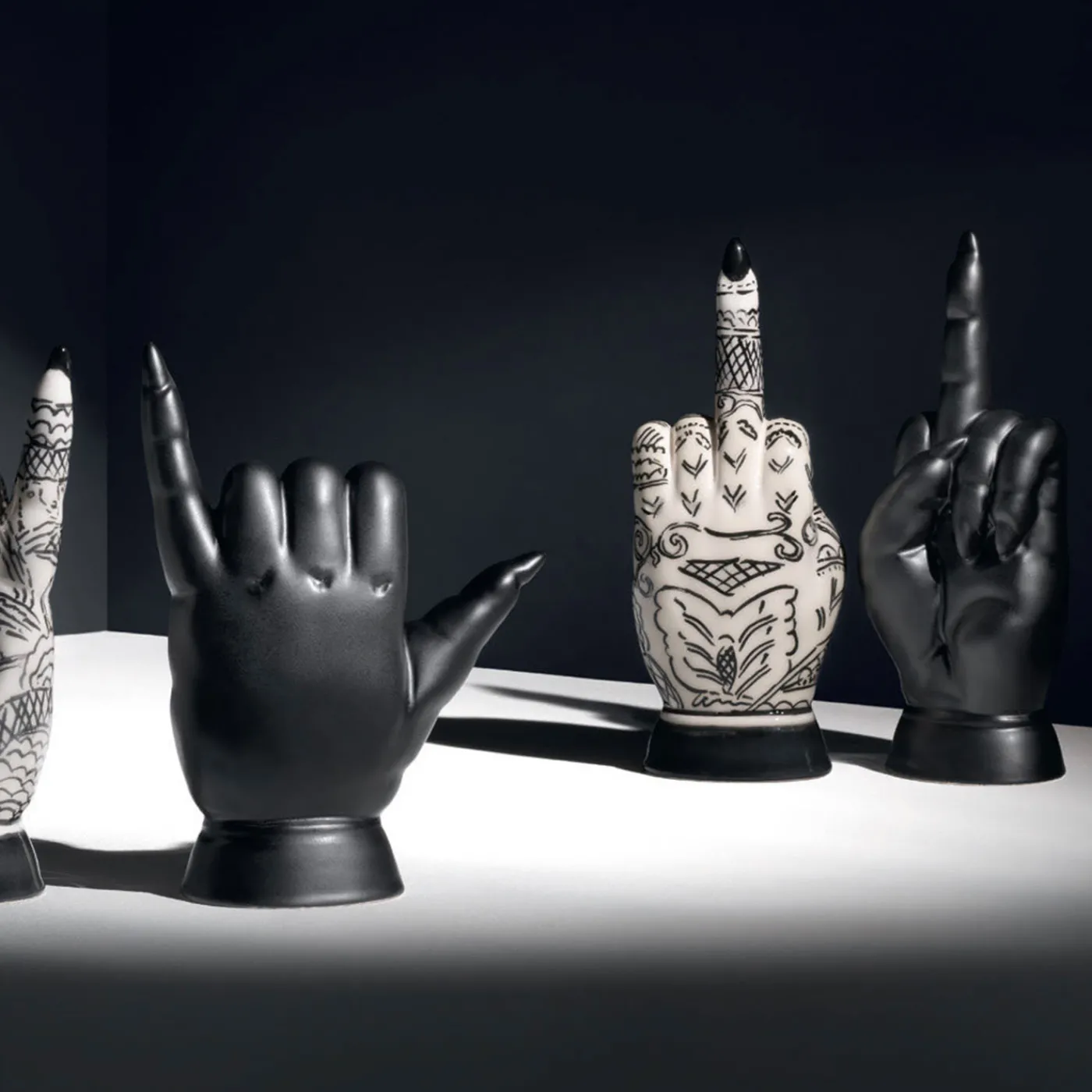 Rometti Scultura decorativa Shaka Nero di Ugo La Pietra> Statuine