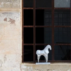 Bottega Del Monaco Scultura di cavallo in piedi><noscript><img width=