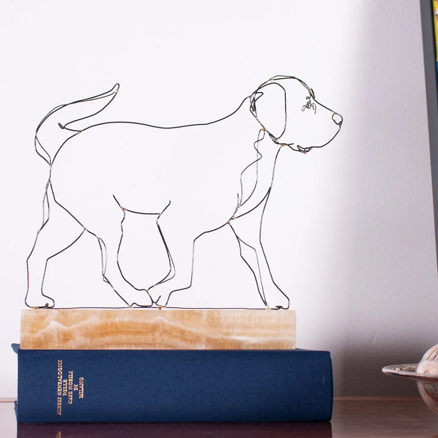 Profilo Scultura di Labrador in Passeggiata su Base in Onice Cappuccino> Statuine