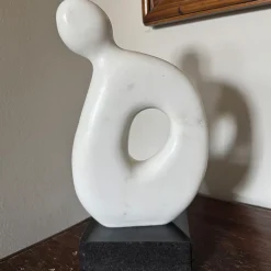 Espidesign by Paola Speranza Scultura Figura Aperta Al Vuoto in Marmo Bianco su Base in Granito di Piero Speranza><noscript><img width=