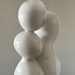 Espidesign by Paola Speranza Scultura Il Contatto in Marmo Bianco di Carrara su Base in Marmo Rosso Verona di Piero Speranza><noscript><img width=