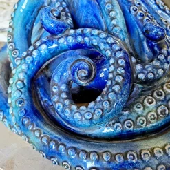 Ceramiche Ceccarelli Scultura in Ceramica Blu con Polpo Gigante><noscript><img width=