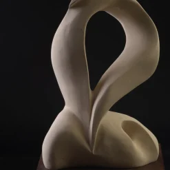 Creazioni di Andrea Serra Scultura La Musica del Vento in Pietra leccese><noscript><img width=