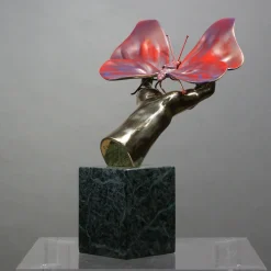 Fonderia Artistica Ruocco Scultura Mano Farfalla in bronzo policromo><noscript><img width=