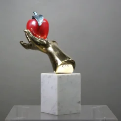 Fonderia Artistica Ruocco Scultura Mano Mela in bronzo policromo><noscript><img width=