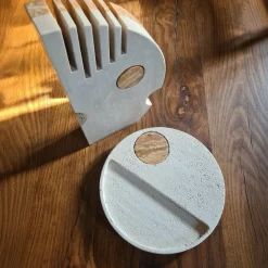 Espidesign by Paola Speranza Scultura Moon Double Face in Travertino Romano e Persiano><noscript><img width=