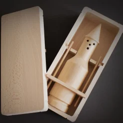 Billiani 1911 Scultura Pinocchio The Biggest Lie in Legno Marrone di Matteo Ragni><noscript><img width=