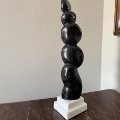 Espidesign by Paola Speranza Scultura Presenza Invisibile in marmo Nero Marquina su base bianca di Piero Speranza><noscript><img width=