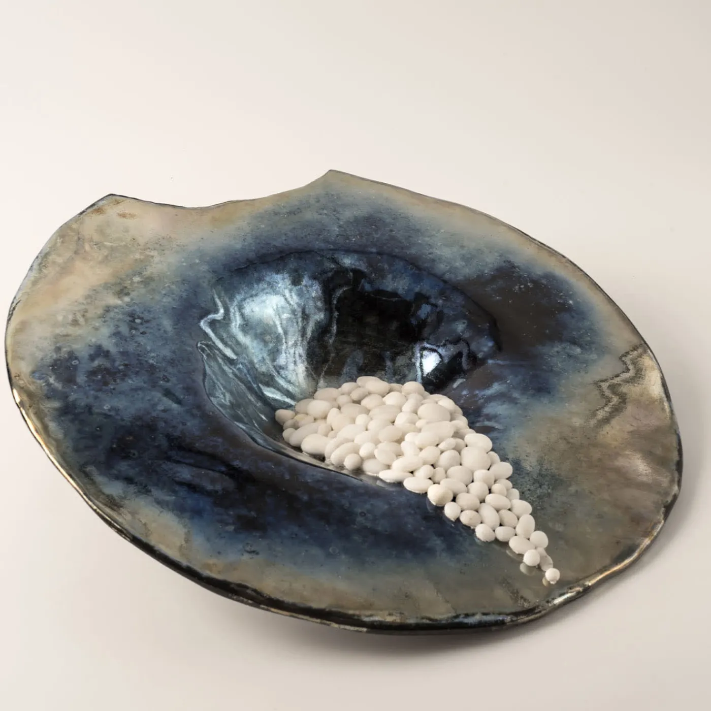 Design Center 1991 Scultura/piatto in ceramica policroma Incanto Notturno di Nino Basso> Centrotavola