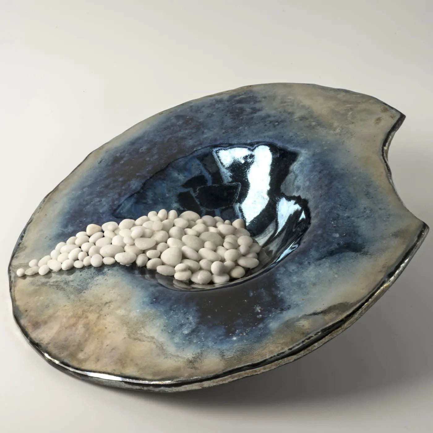 Design Center 1991 Scultura/piatto in ceramica policroma Incanto Notturno di Nino Basso> Centrotavola