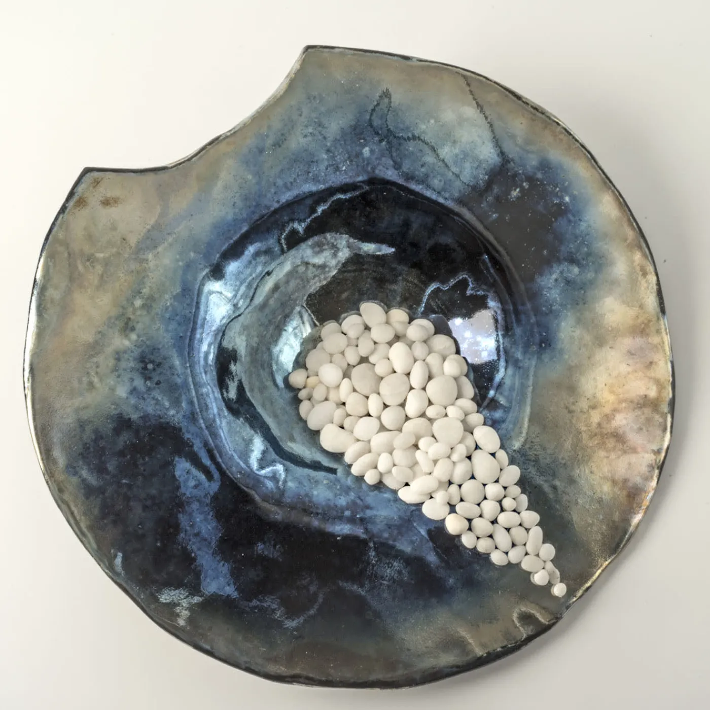 Design Center 1991 Scultura/piatto in ceramica policroma Incanto Notturno di Nino Basso> Centrotavola