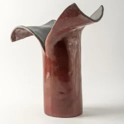 Design Center 1991 Scultura/vaso in ceramica amaranto Petali D'Oriente di Nino Basso><noscript><img width=