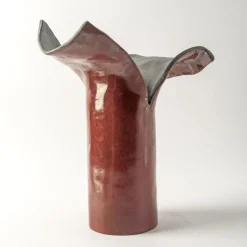 Design Center 1991 Scultura/vaso in ceramica amaranto Petali D'Oriente di Nino Basso><noscript><img width=