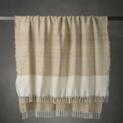 The House of Lyria Senja.D2 Coperta in seta e lino con frange color sabbia><noscript><img width=