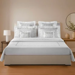 Biancoperla Set copripiumino ricamato Recoleta in Cotone Satinato Bianco><noscript><img width=