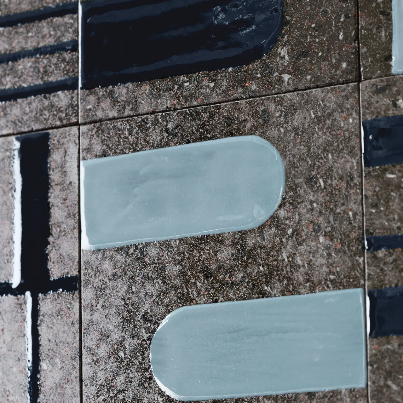 Ninefifty Set di 44 piastrelle blu e grigie Alfabeto di Margherita Rui> Piastrelle E Pavimenti