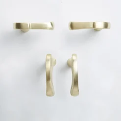 NIVA Design Set di 4 pomelli per porte in ottone Inca Evolution #1 di Nicole Valenti> Maniglie