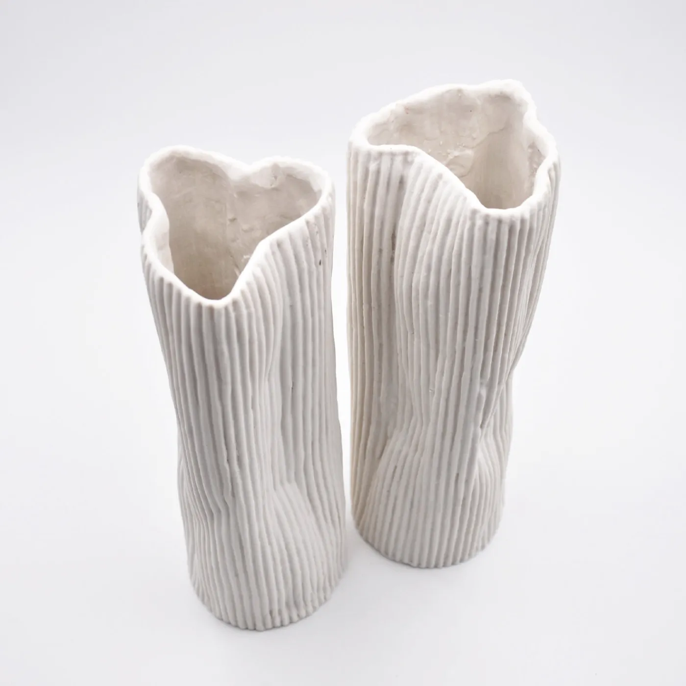 Design Center 1991 Set di 2 Vasi Decorativi "Paesaggio 19 #1" Bianchi di Nino Basso> Vasi Decorativi