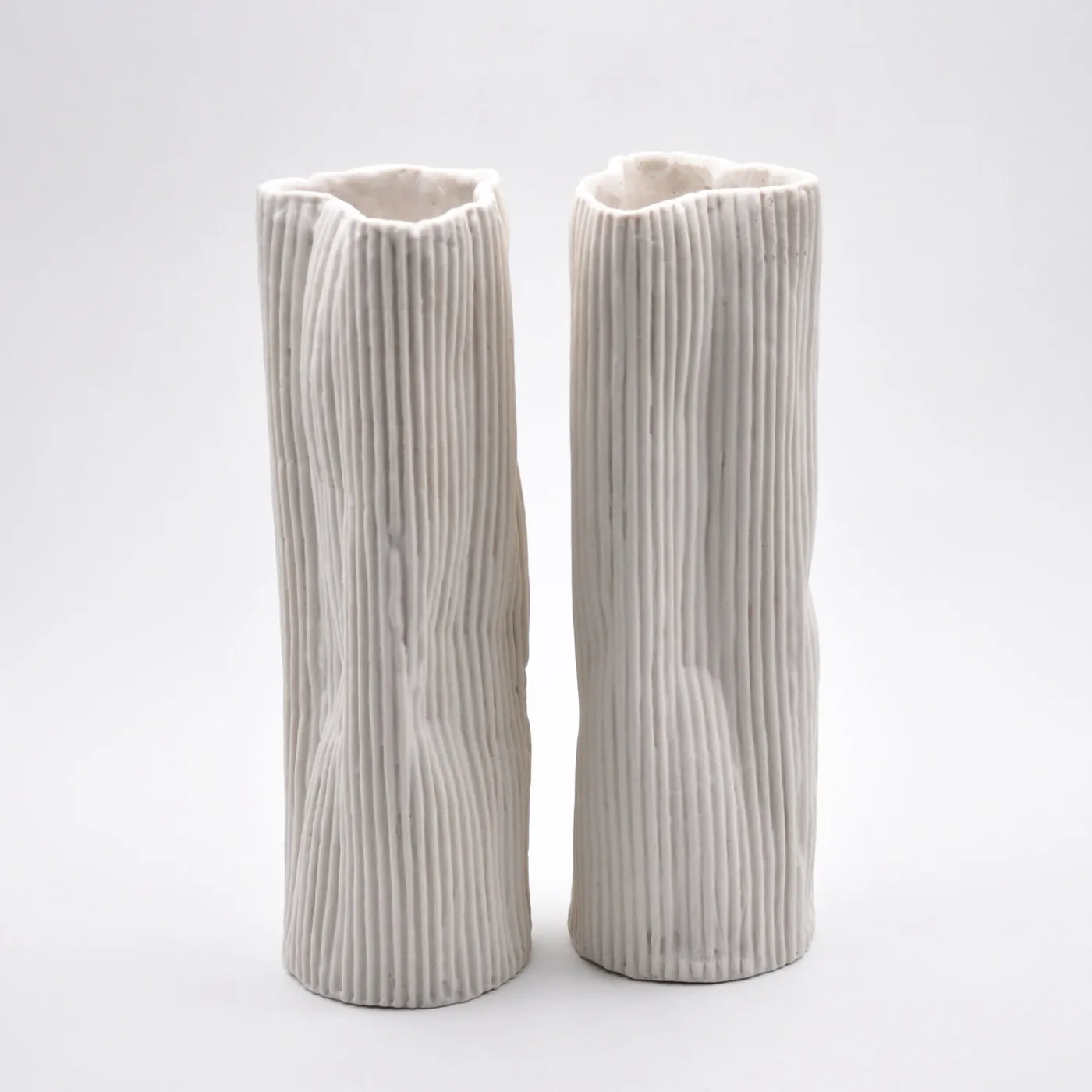 Design Center 1991 Set di 2 Vasi Decorativi "Paesaggio 19 #1" Bianchi di Nino Basso> Vasi Decorativi