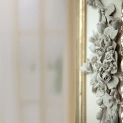 Caiafa Specchio con cornice Rosetta e ghirlanda in porcellana><noscript><img width=