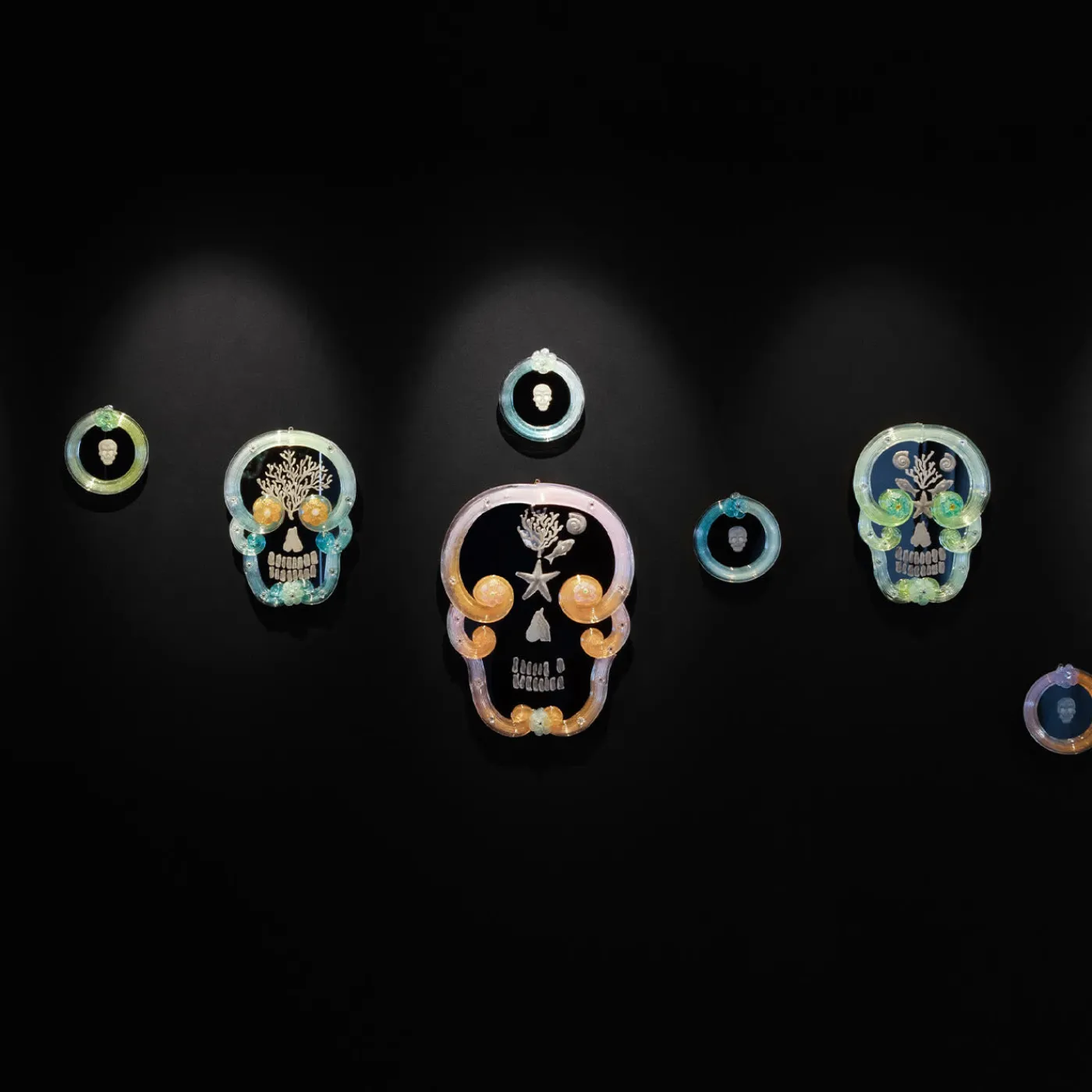 Ongaro & Fuga Specchio con teschio rotondo #6 di Bradley Theodore> Specchi Da Parete