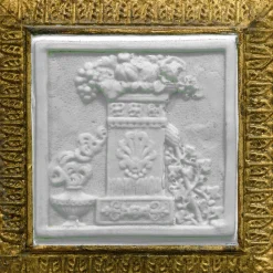 Caiafa Specchio da parete classico dorato con placchette in porcellana biscuit di Capodimonte><noscript><img width=